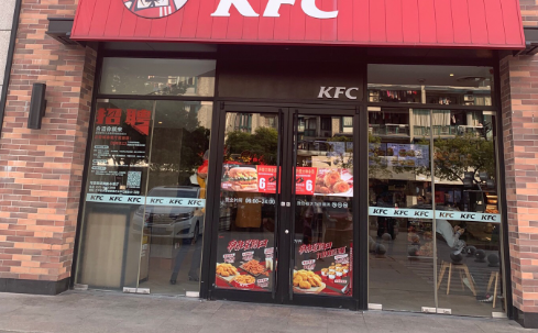 肯德基门“圈粉”的原因是什么？